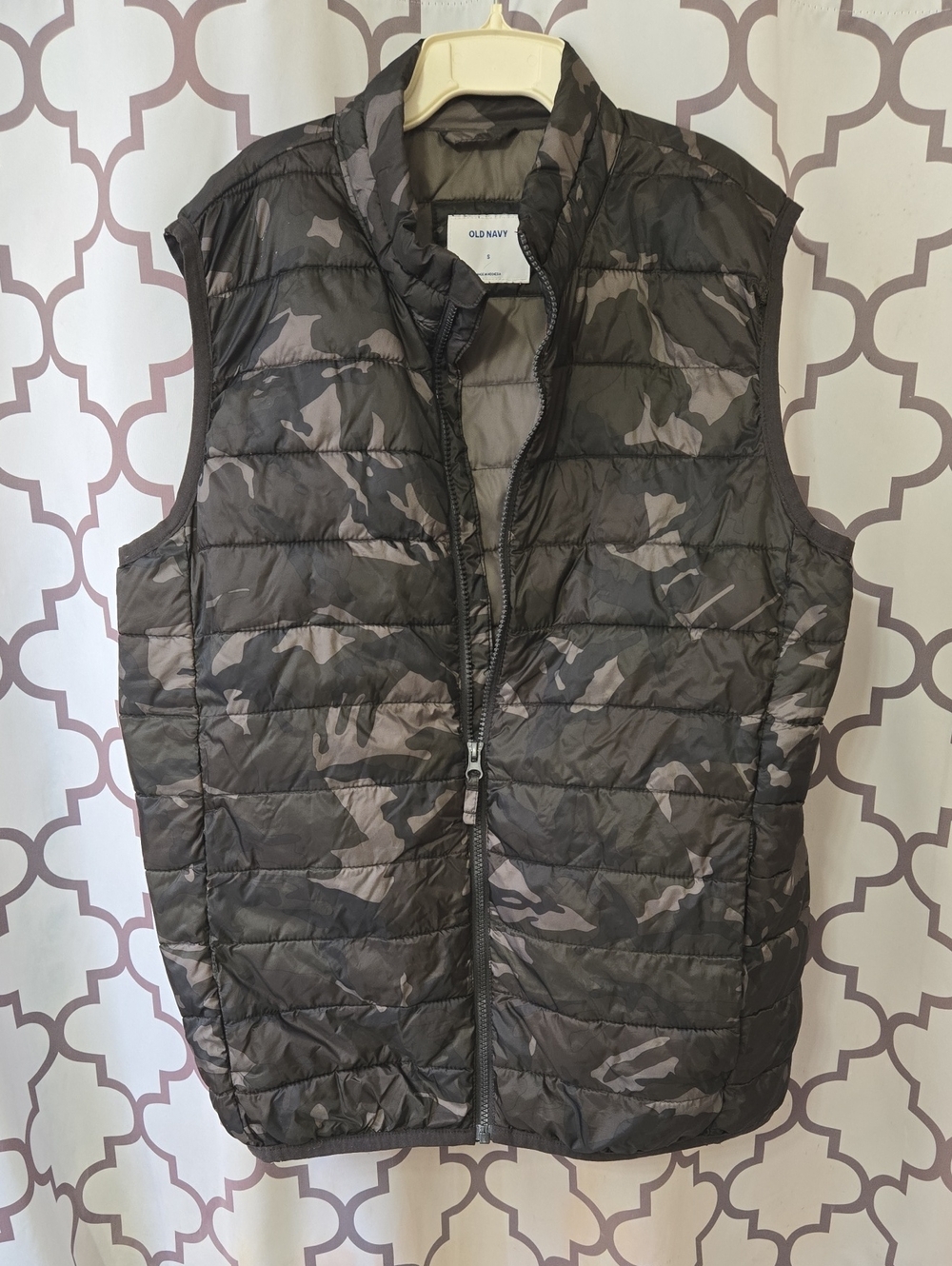 Old Navy Men's Camo Quilted Puffer Vest - Black and Gray